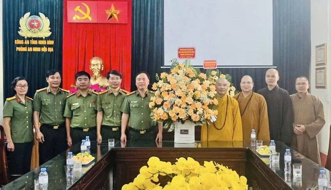 Ban Đại diện Phật giáo liên phường Phủ Lý cùng chư tôn đức trường hạ chùa Hòa Lạc chúc mừng cán bộ, chiến sĩ Ban Đại diện Phật giáo liên phường Phủ Lý cùng chư tôn đức trường hạ chùa Hòa Lạc chúc mừng cán bộ, chiến sĩ