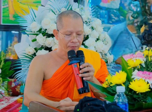 Thượng tọa Danh Nâng cung tuyên tiểu sử Hòa thượng Danh Lân