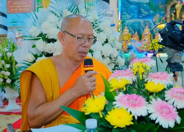Hòa thượng Danh Đổng đọc điếu văn tưởng niệm của Hội Đoàn kết Sư sãi yêu nước tỉnh An Giang