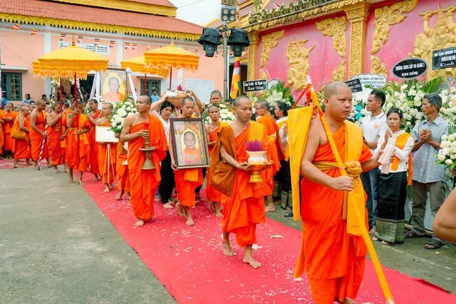 Cung thỉnh kim quan Hòa thượng rời Giác linh đường, phụng tống đến Đài tưởng niệm chùa Khlang Ong để cử hành lễ trà-tỳ