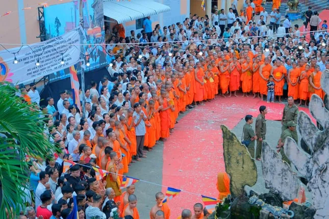 Đông đảo sư sãi, đồng bào Phật tử trong và ngoài tỉnh tiễn biệt Hòa thượng Danh Lân