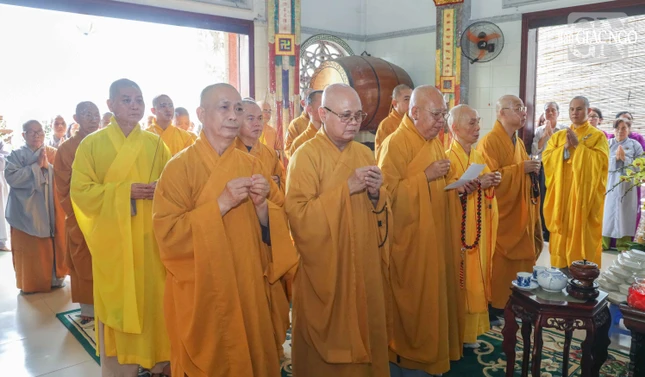 Chư tôn đức dâng hương tưởng niệm