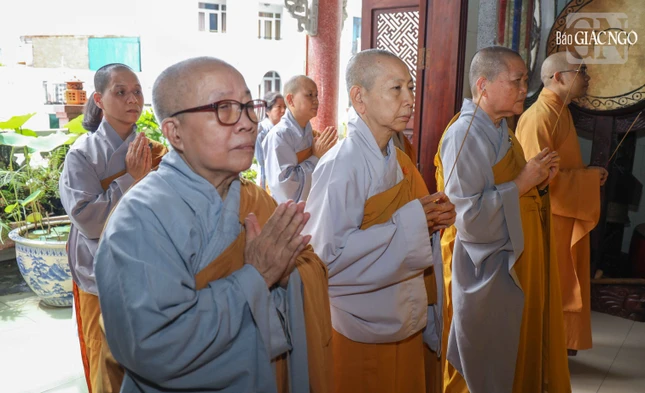 Chư Ni thành kính tưởng niệm