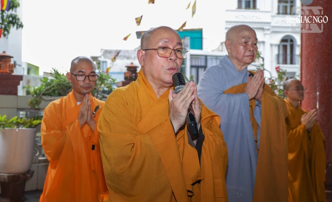 Thượng tọa Thích Đạt Đức dâng lời tác bạch