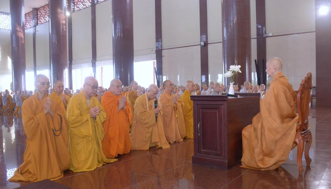 Thượng tọa Thích Giác Dũng tác bạch khánh tuế Đại lão Hòa thượng Viện trưởng