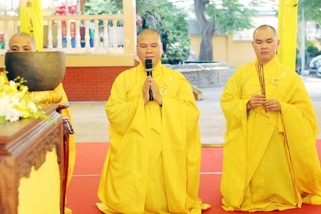 Đại đức Thích Quảng Duy, trụ trì chùa Phước Viên tri ân phái đoàn Đại đức Thích Quảng Duy, trụ trì chùa Phước Viên tri ân phái đoàn