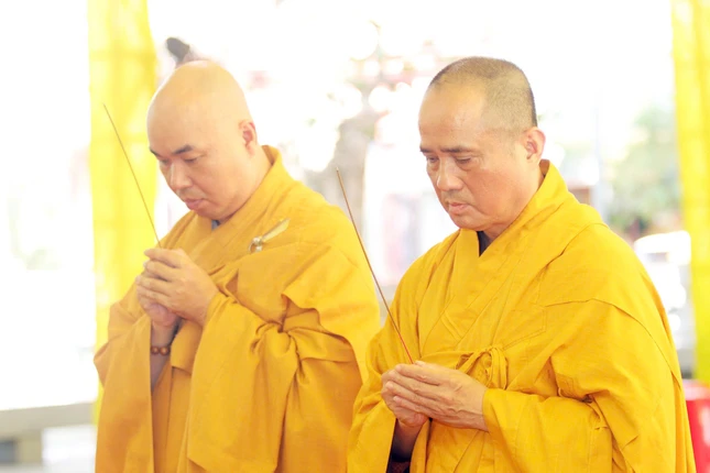 Dâng hương tưởng niệm Dâng hương tưởng niệm
