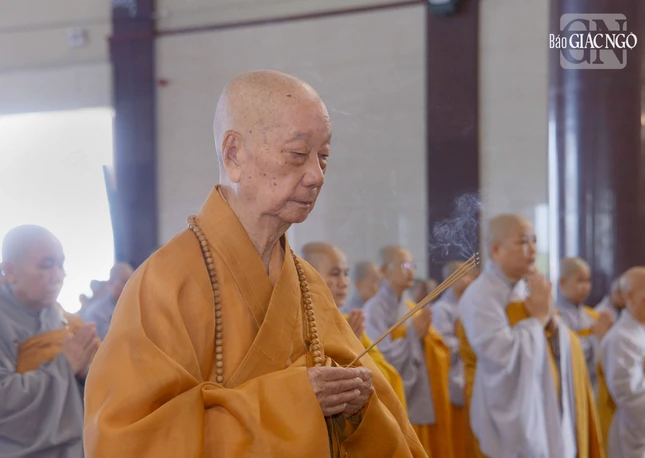 Đại lão Hòa thượng niêm hương và chủ trì nghi thức sám hối trước lễ Tự tứ của trường hạ có hành giả Tăng, Ni đông nhất do ngài làm Thiền chủ