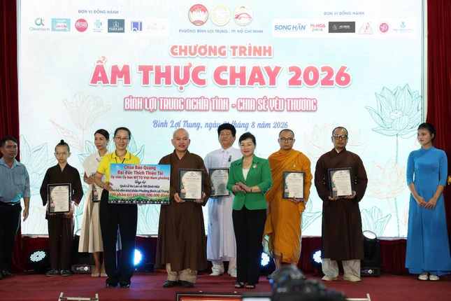 Hơn 2,4 tỷ đồng chăm lo người nghèo từ chương trình ẩm thực chay "Bình Lợi Trung nghĩa tình - chia sẻ yêu thương" Hơn 2,4 tỷ đồng chăm lo người nghèo từ chương trình ẩm thực chay "Bình Lợi Trung nghĩa tình - chia sẻ yêu thương"
