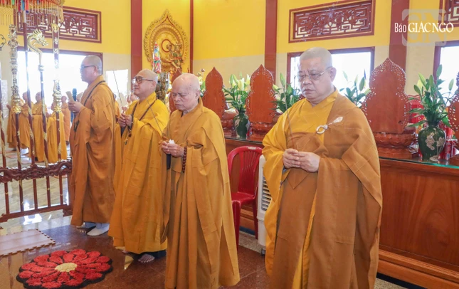 Chư tôn đức niêm hương