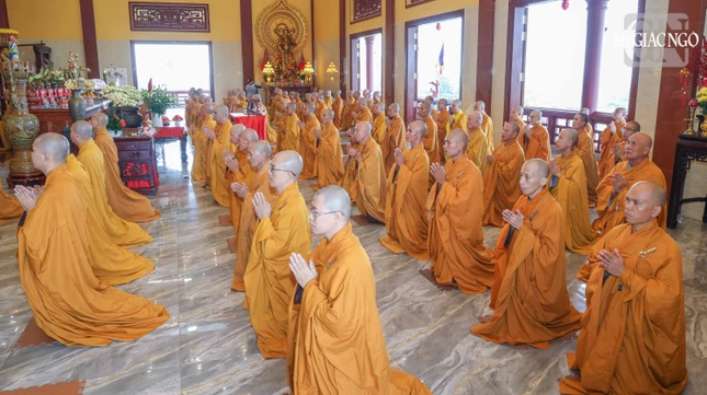 Đại chúng đảnh lễ Tam bảo, sám hối