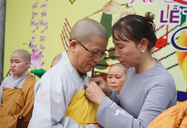 Hồng vàng dâng Phật Pháp Tăng