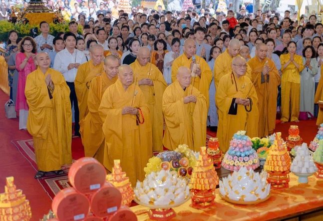 Dâng hương tưởng niệm các bậc tiền bối hữu công và Anh hùng liệt sĩ đã hy sinh vì độc lập Dâng hương tưởng niệm các bậc tiền bối hữu công và Anh hùng liệt sĩ đã hy sinh vì độc lập