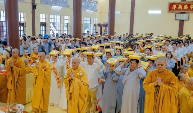 Đạo tràng tổ đình Hội Khánh dâng pháp y ca-sa cúng dường chư tôn đức Tăng Ni sau ba tháng an cư kiết hạ Đạo tràng tổ đình Hội Khánh dâng pháp y ca-sa cúng dường chư tôn đức Tăng Ni sau ba tháng an cư kiết hạ