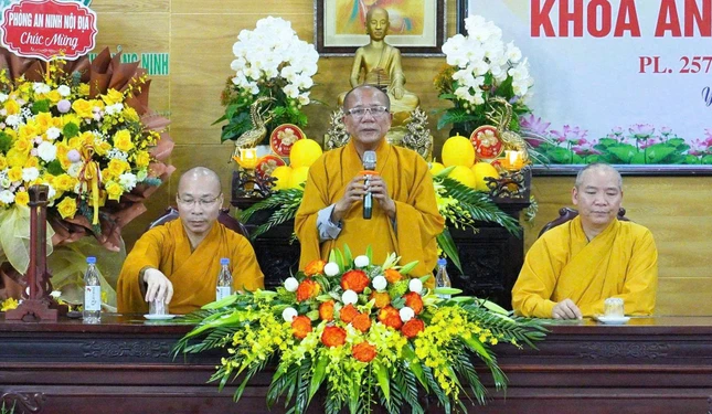 Thượng tọa Thích Đạo Hiển, Phó Trưởng ban Thường trực Ban Trị sự GHPGVN tỉnh Quảng Ninh phát biểu