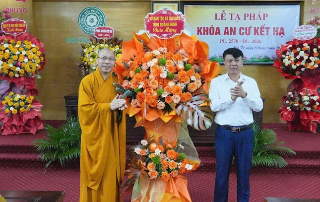 Sở Dân tộc và tôn giáo tỉnh tặng hoa chúc mừng