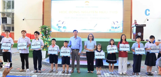 Bí thư Đảng ủy, Chủ tịch HĐND phường Bình Thạnh Vũ Ngọc Tuất và Chủ tịch Ủy ban MTTQVN phường Hoàng Mai Quỳnh Hoa tặng học bổng Nguyễn Hữu Thọ đến học sinh tiểu học