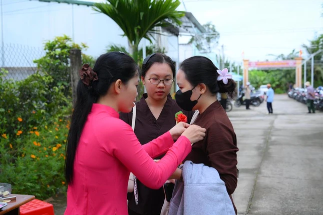 Cài hoa hiếu hạnh nhân mùa Vu lan