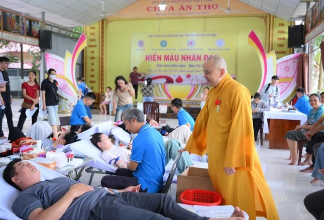 Thượng tọa Thích Lệ Ngôn thăm hỏi các vị hiến máu tình nguyện