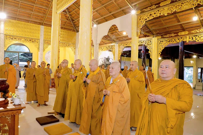 Chư tôn đức niêm hương cầu nguyện