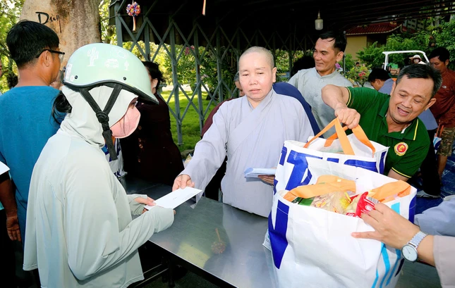 Ni sư Thích nữ Như Nguyệt tặng quà Ni sư Thích nữ Như Nguyệt tặng quà