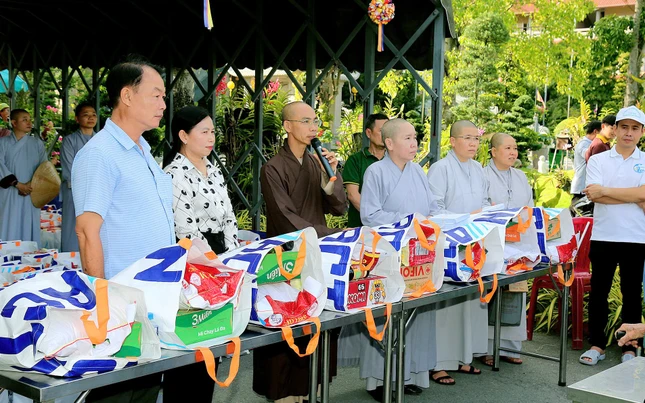 Thượng tọa Thích Phước Lượng động viên người dân Thượng tọa Thích Phước Lượng động viên người dân
