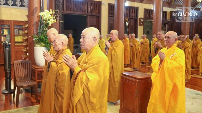 Chư tôn đức đảnh lễ Tam bảo