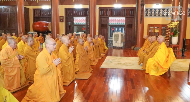 Tác bạch khánh tuế chư tôn đức chứng minh