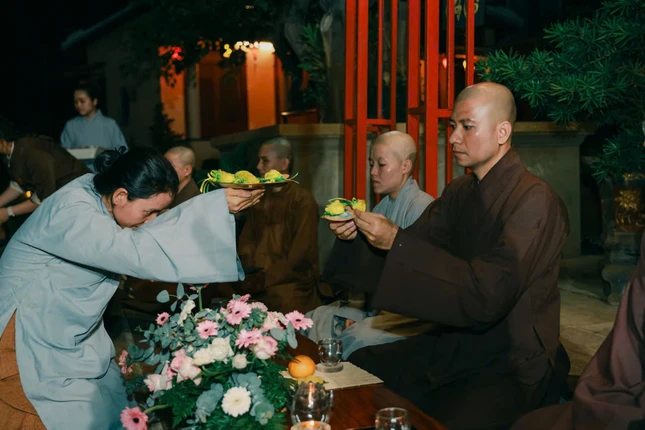 Hồng vàng dâng chư Tăng