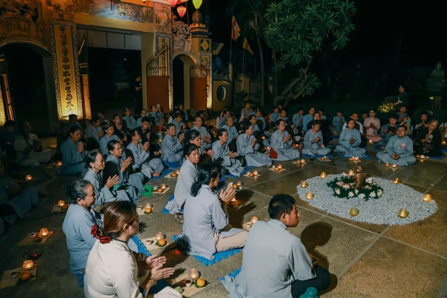 Âm nhạc, lời ca và không gian thiền vị hòa quyện, đưa cảm xúc của người tham dự đi từ những hồi tưởng riêng tư đến sự đồng cảm chung về tình cha mẹ