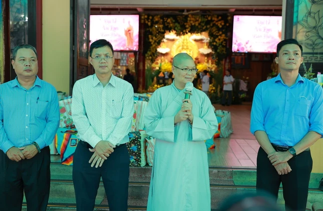 Ni sư Thích nữ Huệ Đức phát biểu Ni sư Thích nữ Huệ Đức phát biểu