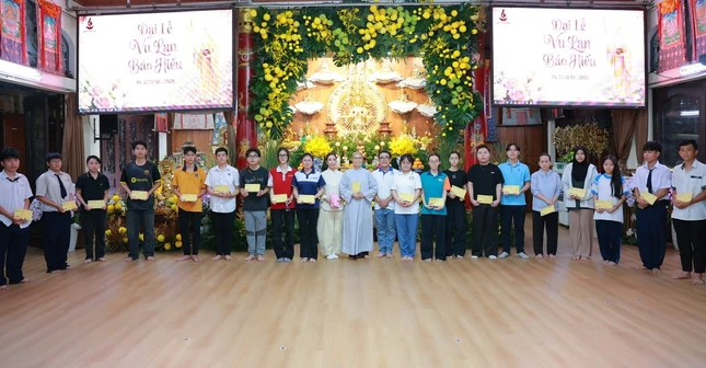 Trao 32 suất học bổng đến học sinh, sinh viên có hoàn cảnh đặc biệt đang theo học tại các trường THPT và đại học Trao 32 suất học bổng đến học sinh, sinh viên có hoàn cảnh đặc biệt đang theo học tại các trường THPT và đại học