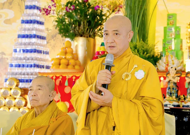 Hòa thượng Thích Huệ Thông ban đạo từ Hòa thượng Thích Huệ Thông ban đạo từ