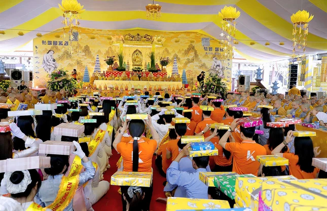 Dâng y cúng dường chư Tăng Ni sau ba tháng hạ an cư Dâng y cúng dường chư Tăng Ni sau ba tháng hạ an cư