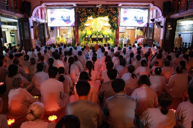 Hơn 2.000 Phật tử, người dân tham dự lễ hoa đăng tri ân cha mẹ, tưởng niệm anh hùng liệt sĩ nhân mùa Vu lan - Báo hiếu