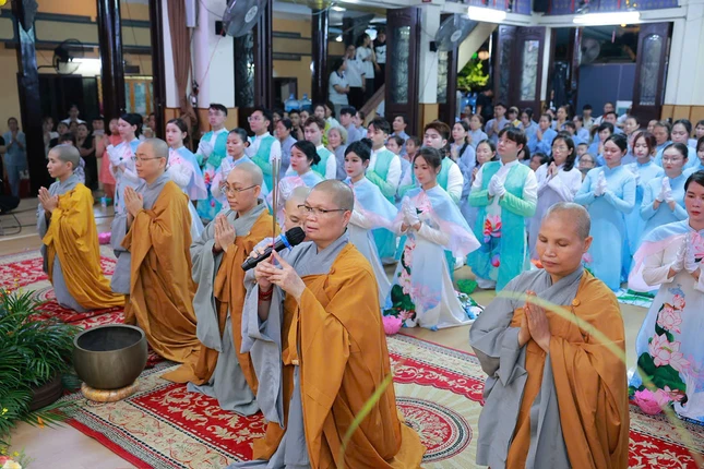 Ni sư Thích nữ Huệ Đức niêm hương cúng dường