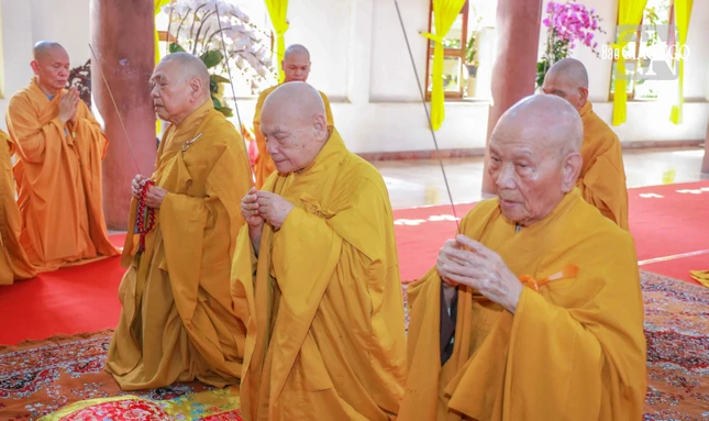 Trưởng lão Hòa thượng Thích Thiện Nhơn, Trưởng lão Hòa thượng Thích Thiện Pháp và Trưởng lão Hòa thượng Thích Huệ Minh thành kính dâng hương tưởng niệm Trưởng lão Hòa thượng Thích Minh Châu Trưởng lão Hòa thượng Thích Thiện Nhơn, Trưởng lão Hòa thượng Thích Thiện Pháp và Trưởng lão Hòa thượng Thích Huệ Minh thành kính dâng hương tưởng niệm Trưởng lão Hòa thượng Thích Minh Châu
