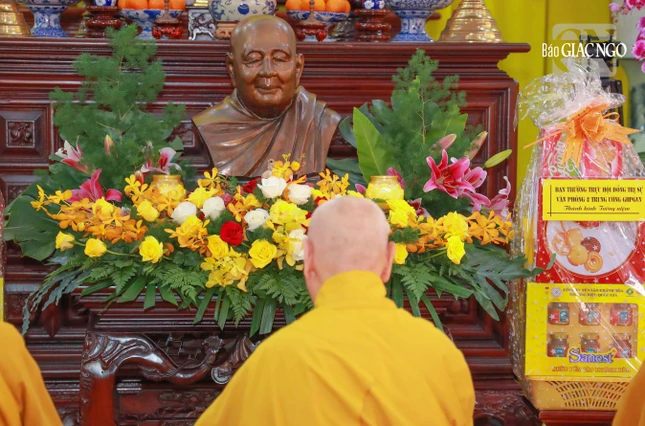 Tôn dung của Trưởng lão Hòa thượng được tôn trí tại giảng đường của thiền viện Vạn Hạnh Tôn dung của Trưởng lão Hòa thượng được tôn trí tại giảng đường của thiền viện Vạn Hạnh