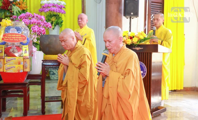 Thượng tọa Thích Tâm Chơn, tri sự thiền viện Vạn Hạnh đại diện môn đồ pháp quyến tác bạch tri ân phái đoàn Thượng tọa Thích Tâm Chơn, tri sự thiền viện Vạn Hạnh đại diện môn đồ pháp quyến tác bạch tri ân phái đoàn