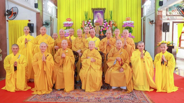 Môn đồ pháp quyến thiền viện Vạn Hạnh lưu niệm cùng chư vị lãnh đạo Hội đồng Trị sự Môn đồ pháp quyến thiền viện Vạn Hạnh lưu niệm cùng chư vị lãnh đạo Hội đồng Trị sự
