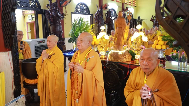 Chư tôn đức đảnh lễ Tam bảo