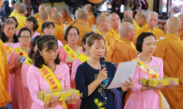 Phật tử chùa Bửu Liên tác bạch, dâng pháp y cúng dường nhân ngày chư Tăng mãn hạ