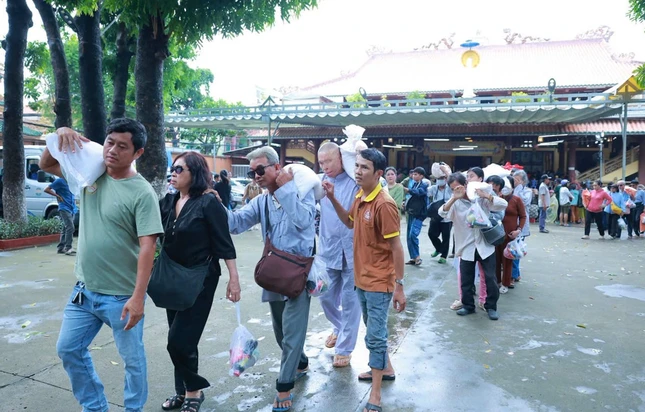 Chương trình trao tặng quà đến bà con có hoàn cảnh khó khăn được Ban Quản trị tổ đình Giác Lâm tổ chức hằng năm, lan tỏa tinh thần từ bi của đạo Phật