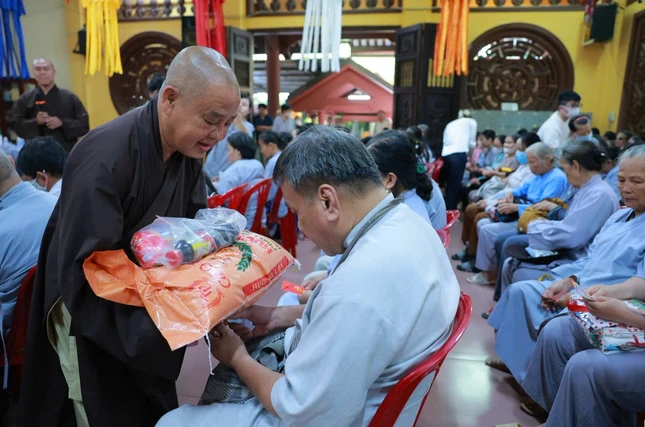 Thượng tọa Thích Từ Trí chia sẻ yêu thương