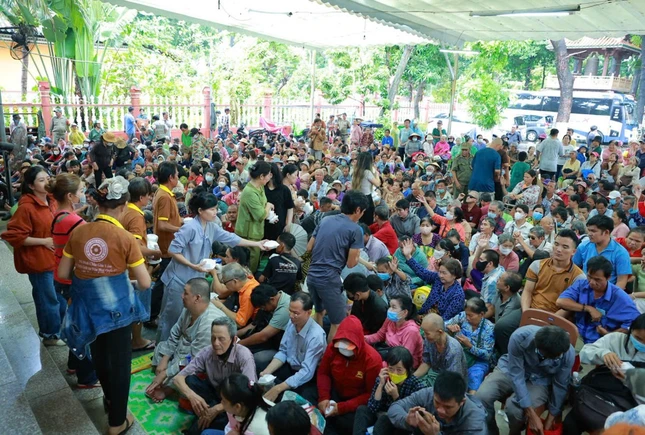 Hơn 2.000 người khiếm thị, cơ nhỡ, gia đình chính sách và các hoàn cảnh khó khăn tham dự