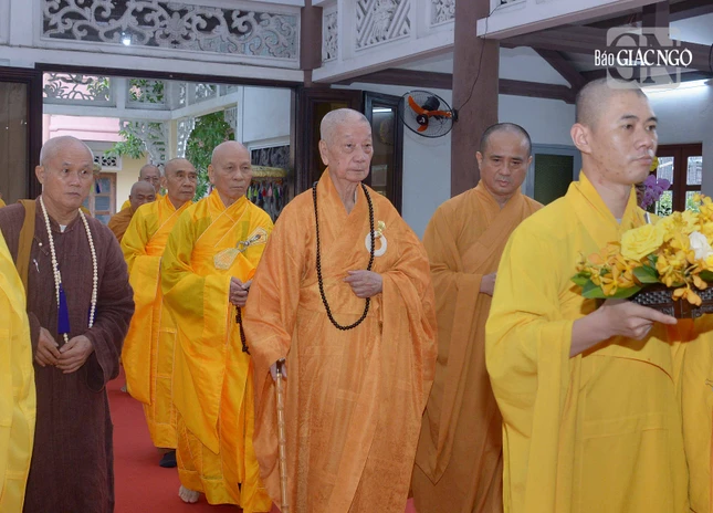Cung thỉnh Đức Pháp chủ cùng chư vị Trưởng lão Hội đồng Chứng minh quang lâm Cung thỉnh Đức Pháp chủ cùng chư vị Trưởng lão Hội đồng Chứng minh quang lâm