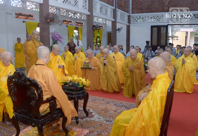 Thượng tọa Thích Tâm Minh, trụ trì thiền viện Vạn Hạnh tác bạch khánh tuế Thượng tọa Thích Tâm Minh, trụ trì thiền viện Vạn Hạnh tác bạch khánh tuế