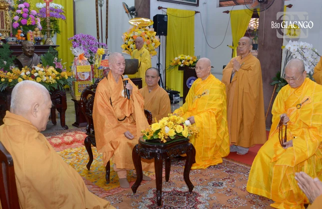 Đức Pháp chủ gởi gắm chư Tăng Ni môn đồ pháp quyến tiếp nối xứng đáng sự nghiệp của ngài trong lĩnh vực giáo dục Phật giáo và nghiên cứu Phật học Đức Pháp chủ gởi gắm chư Tăng Ni môn đồ pháp quyến tiếp nối xứng đáng sự nghiệp của ngài trong lĩnh vực giáo dục Phật giáo và nghiên cứu Phật học