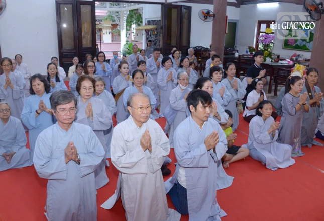 Môn đồ pháp quyến lưu niệm cùng Đức Pháp chủ, chư vị Trưởng lão Hội đồng Chứng minh, Hội đồng Trị sự nhân tưởng niệm nhân húy nhật Trưởng lão Hòa thượng Thích Minh Châu, tại thiền viện Vạn Hạnh Môn đồ pháp quyến lưu niệm cùng Đức Pháp chủ, chư vị Trưởng lão Hội đồng Chứng minh, Hội đồng Trị sự nhân tưởng niệm nhân húy nhật Trưởng lão Hòa thượng Thích Minh Châu, tại thiền viện Vạn Hạnh