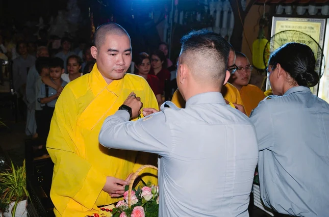 Nghi thức cài hoa hiếu hạnh